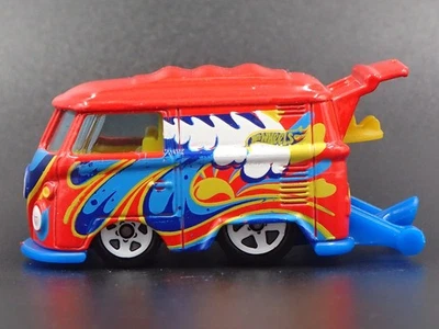 VW Volkswagen Kool Kombi Mini Bus Furgone Trascinamento 1:64 Scala Diorama - Immagine 1 di 4