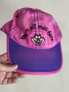 Cappello berretto rosa Disney Parks Cheshire gatto siamo tutti pazzi qui Alice lavaggio acido Y2K B6 - Foto 1 di 3