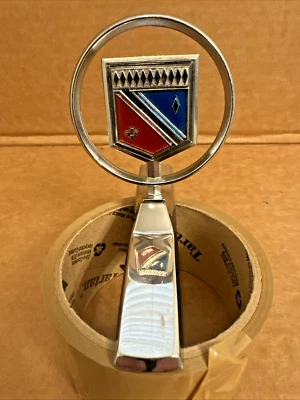 Emblema enfeite capô Buick Electra Park Avenue 1980 - 1985 fabricante de equipamento original 25502269 - Imagem 1 de 4