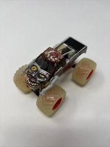 Monster Jam Zombie mit Clear Glow In Dark Reifen 1:64 lesen - Bild 1 von 9