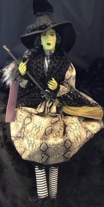 Halloween Rachel Zoe Einweg Hexe Puppe Sitter grünes Gesicht Besen Schlangenhaut Kleid - Bild 1 von 11