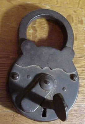 Antiguo CANDADO PESADO Era Salvaje Oeste CERRADURA DE CÁRCEL DE HIERRO con Llave y Funciona Bien Foto 1 de 4