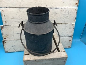 Jarra de metal vintage con mango, 6,5" H, decoración primitiva - ¿lata de agua de ferrocarril? - Imagen 1 de 6