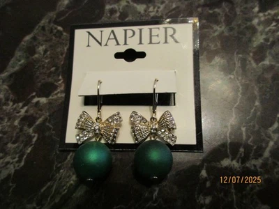 Праздничные серьги-подвески с зеленым рождественским шаром и золотым бантом Napier - Изображение 1 из 3