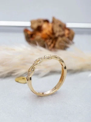 Alianza de boda de diamantes creados en laboratorio de corte redondo de 1 quilate enchapada en oro amarillo de 14 K Foto 1 de 4