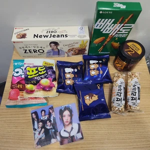 Caja de mezcla de bocadillos de gelatina de chocolate de regalo coreano de 10 piezas + jeans nuevos 2 tarjetas fotográficas aleatorias - Imagen 1 de 3