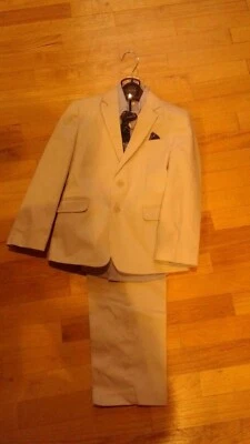 Nuevo con etiquetas NAUTICA NIÑOS TRAJE CHAQUETA PANTALONES CAMISA CORBATA CAQUI 6 7 Foto 1 de 2