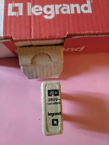 Legrand Porzellansicherung 20 Ampere Stifte Ø 7 mm Abstand 2 cm Neu  - Bild 1 von 2