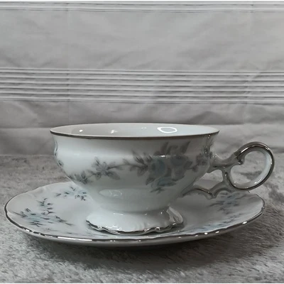 4 juegos de tazas de té y platillos Mikasa Barbizon porcelana blanca vintage con flores azules Foto 1 de 4