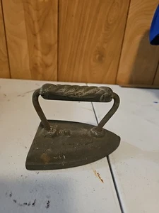 Antique Sad Iron 5 lb Total Weight Primitive Vintage Cast Iron Twisted Handle - Picture 1 of 7