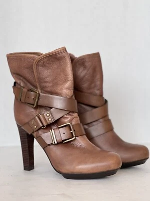 Botas sin cordones DKNYC Sandra de cuero marrón con hebilla y tiras de tacón alto talla EE. UU. 7,5 Foto 1 de 4