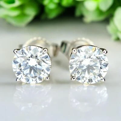 Aretes clásicos de diamantes redondos cultivados en laboratorio de oro blanco de 14 k 1,00 TCW Foto 1 de 4