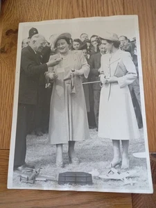 Photo Of The Late Queen Mother and Late Queen Elizabeth 2nd 1950s - Picture 1 of 3