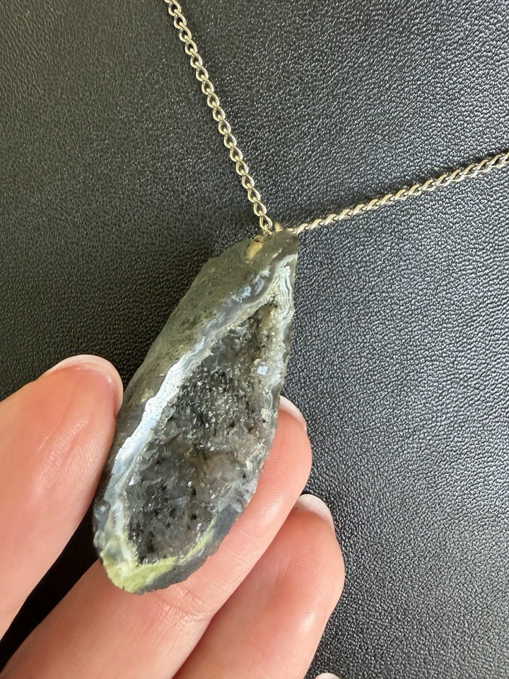 "Collar de cadena de plata de 23"" con colgante de rebanada de geoda natural gris druzy cristal" Foto 1 de 4