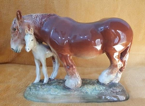 ROYAL DOULTON CHESTNUT MARE AND FOAL HN 2522 .PRODUCED 1947 - Picture 1 of 8
