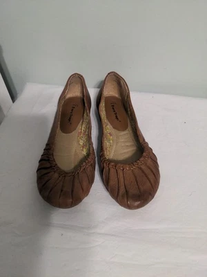 Zapatos planos de ballet informales sin cordones de cuero marrón con puntera arrugada Bare Traps para mujer 9 M Foto 1 de 4