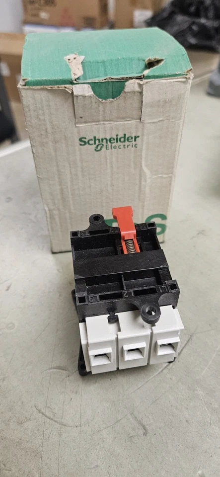 Schneider Electric Disconnect Switch Part No. IEC 60947-3 - image 1 of 1