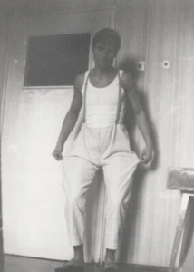 SELTSAM SELTSAM LUSTIG Vintage Gay Int Foto Kerl junger Mann posiert Hose Ausbuchtung +9132 - Bild 1 von 2