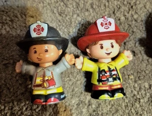 2 bomberos Fisher Price Mattel Little People gris niño y amarillo/rojo niña 2016 - Imagen 1 de 4