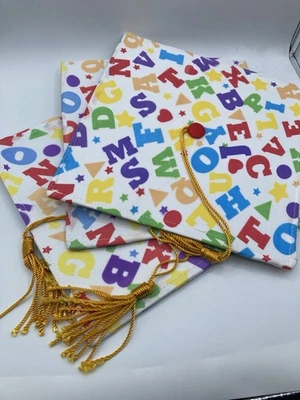 Sombreros de graduación del alfabeto de tres letras gorras trillizos niños preescolar jardín de infantes Foto 1 de 2