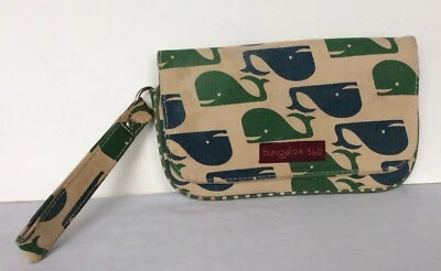 Muñequera clutch Bungalow 360 de lona natural con ballenas azules y verdes Foto 1 de 4
