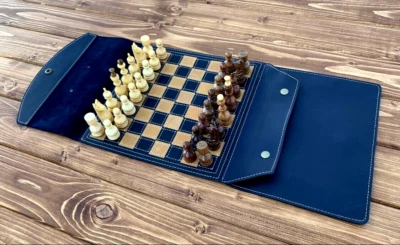 Juego de tablero de ajedrez plegable único, hecho a mano de cuero y madera, tablero de ajedrez de lujo Foto 1 de 4