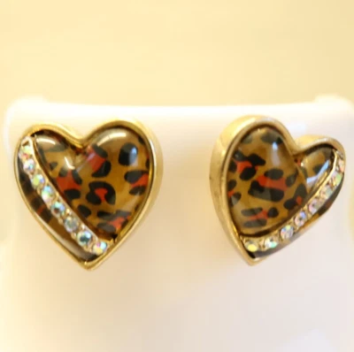 Pendientes Betsey Johnson Status Hearts Lucite estampado leopardo AB cristales tono dorado Foto 1 de 4