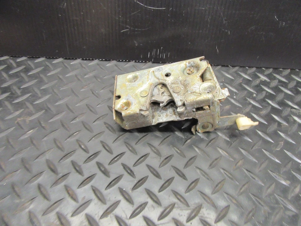 1973-1979 FORD TRUCK F100 F250 F350 RANGER DOOR LATCH RIGHT SIDE  - Image 1 of 3