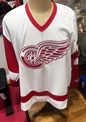 Vintage Wendel Clark Detroit Red Wings CCM NHL Hockey Jersey Mens 2XL - Image 1 of 4