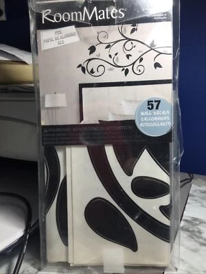 Calcomanías de pared RoomMates pelar y pegar hojas y ramas negras y plateadas Foto 1 de 4