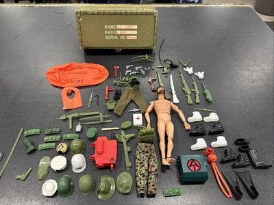 Boneco Hasbro GI Joe Soldier vintage dos anos 1960, Footlocker e acessórios doces! LOTE - Imagem 1 de 4
