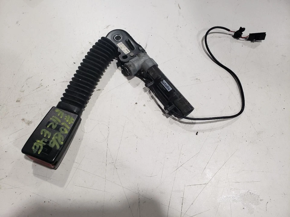 Hebilla del cinturón de seguridad delantero izquierdo - BMW 330XI E46 2004 sedán - 01-06 OEM 8257789 Foto 1 de 4