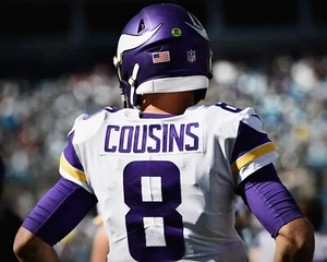 Foto de fútbol americano de Kirk Cousins escaneando el campo de los Minnesota Vikings 8x10 de la NFL - Imagen 1 de 1