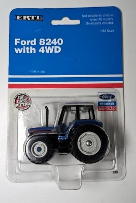 Tractor Ford 8240 1/64 con cabina, 4x4, nuevo en tarjeta Foto 1 de 3