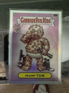 2025 Garbage Pail Kids 40th Anniversary 86b Peepin’ Tom - Bild 1 von 1
