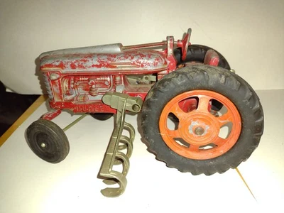 Tractor agrícola Hubley de hierro fundido de colección frente ancho rojo con cultivador montado Foto 1 de 4