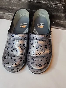 Zuecos sin cordones Dansko XP 2.0, gris leopardo, para mujer 40 EU (US 9.5-10) usados - Imagen 1 de 21