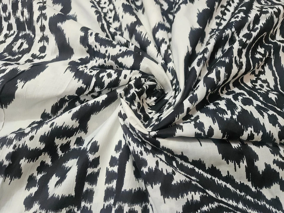 Tela hecha a mano india de algodón con estampado Ikat blanco y negro para damas Foto 1 de 4