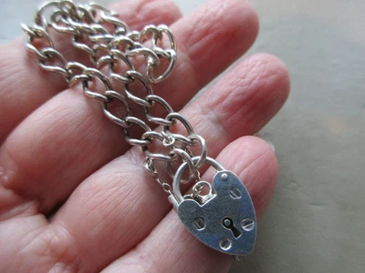 PRETTY VINTAGE 1984 925 STERLING SILVER PADLOCK CLASP CURB CHAIN CHARM BRACELET - Image 1 of 4