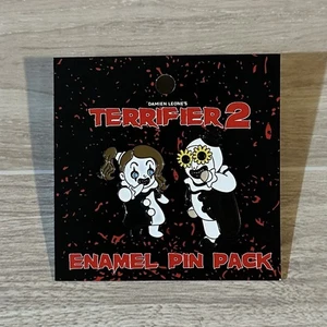 Paquete de 2 prendedores esmaltados Damien Leone Terrifier Art The Clown & Little Pale Girl - Imagen 1 de 2