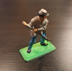 Britains Ltd Deetail 1971 – US Civil War – Confederate Soldier loading (A) - Picture 1 of 2