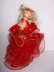 muñeca barbie rubia en vestido de gasa rojo con monedero en forma de corazón en un soporte - Imagen 1 de 5