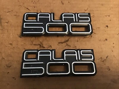 Oldsmobile Cutlass Calais 500 1980-91 emblemas de guardabarros par nuevo de stock  Foto 1 de 4