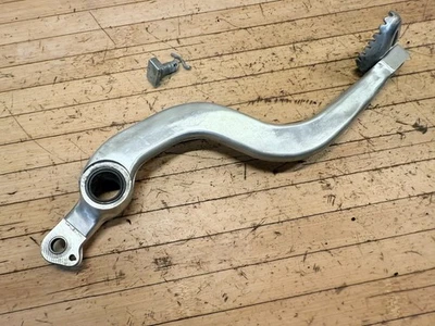 Honda CR250R CR 250R 1997-2001 OEM PALANCA DE FRENO TRASERO PEDAL BARRA CONTROL DE PASOS Foto 1 de 4