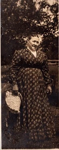 Vintage Foto schöne mütterliche Frau Blumenmuster Kleid Mode Winter 1920 - Bild 1 von 2