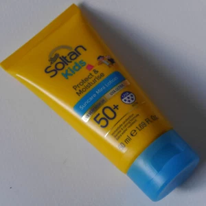 Boots Soltan Kids Protect & Moisturise Suncare Mini Lotion 50+ SPF 50ml #E - Picture 1 of 3