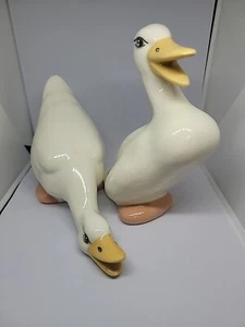 Vintage Set 2 Keramik weiße Enten Gänse Gans Figuren Schild L.W.B. Cottagecore - Bild 1 von 14