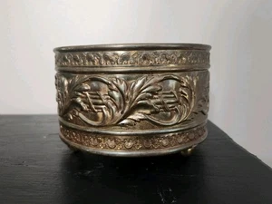 Maceta vintage de latón ornamentado con diseño floral y base para pies - Imagen 1 de 7