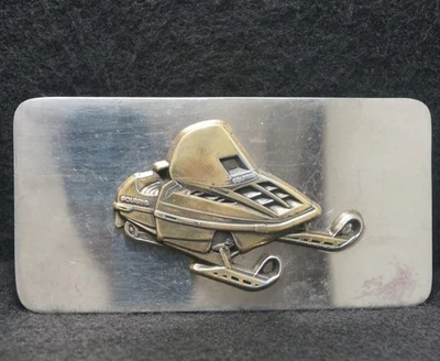 XA13173 VINTAGE AÑOS 70 **MOTO DE NIEVE POLARIS** DEPORTES DE INVIERNO Y HEBILLA DE CINTURÓN DE VIAJE Foto 1 de 2