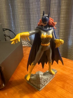 HERMOSA FIGURA DE BATGIRL CON LOGOTIPO DE BALA DE DC COMICS CON SOPORTE DE REPISA DE GÁRGOLA RARA Foto 1 de 4